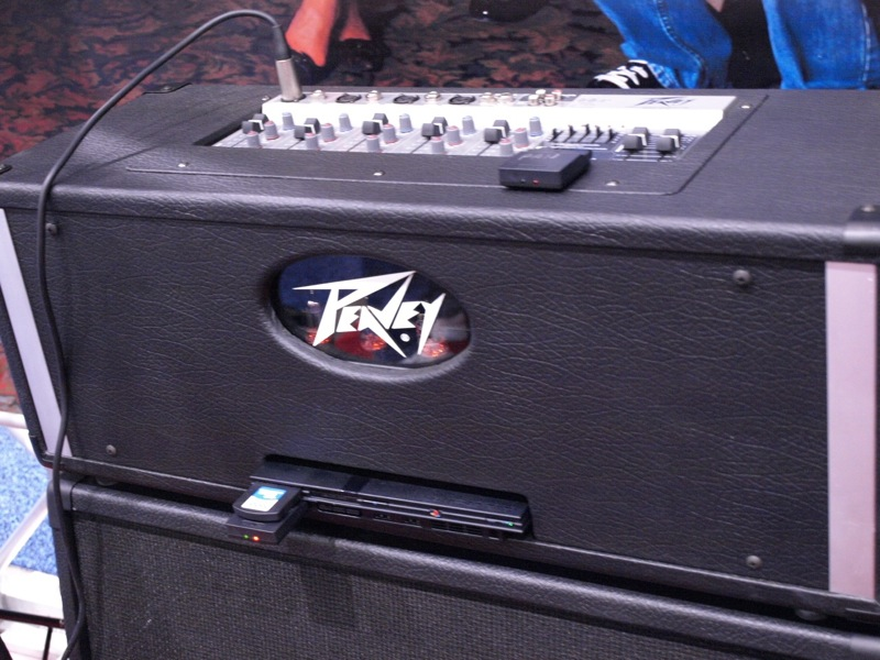 Illustration for article titled Real Peavey Riffmaster Guitar Takes Guitar Hero Rocking to the Extreme